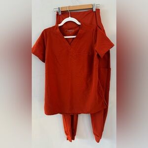 NWOT mandala SET maternity xs scrub one pocket top & xs joggers in rust